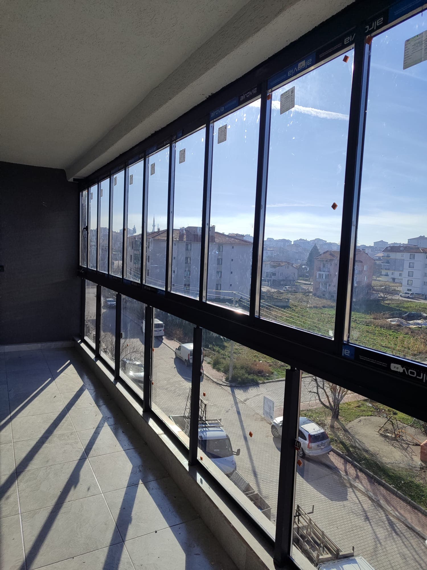 Cam balkon şehir manzarası
